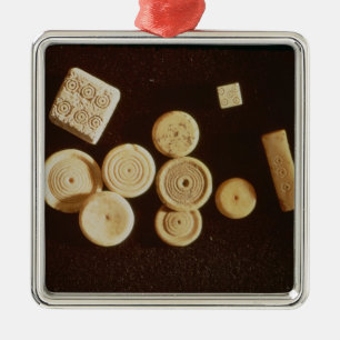 Tellers en dobbels, Gallo-Roman Metalen Ornament