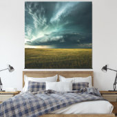 Tempest Over The Plains – De droom van Storm Chase Canvas Afdruk (Insitu (Slaapkamer))