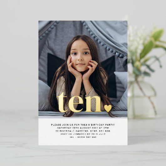 Ten Heart Foto Verjaardag Goud Folie Uitnodiging (Staand Voorkant)