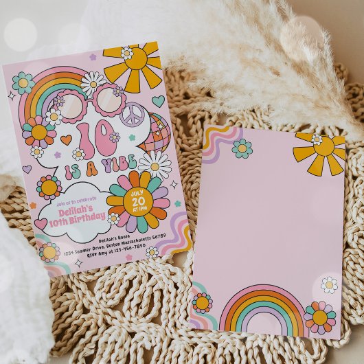 Ten is een Vibe Groovy 70s Flower Power verjaardag Kaart