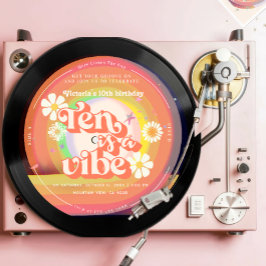 Ten is een Vibe Groovy Retro Vinyl Rainbow Daisy Kaart