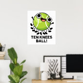 Ten Knees Ball Funny Tennis Pun Poster (Thuiskantoor)