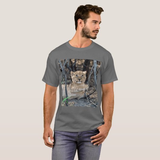 Tender Lion Cub Dreaming in the Shade African Wild T-shirt (Voorkant volledig)