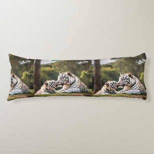 Tender White Tigers – Serene Nature Lichaamspillow Lichaamskussen