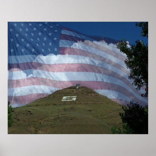 Tenderfoot Hill met Amerikaanse vlag Poster (Voorkant)