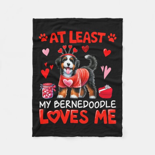 Tenminste, mijn Bernedoodle houdt van mij Valentij Fleece Deken (Voorkant)