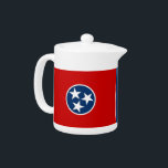 Tennessee Staatsvlag theepot<br><div class="desc">Voeg een vleugje Tennessee trots toe aan je theetijd met onze exclusieve theepot met de vlag van Tennessee! Ontworpen om elegantie te combineren met trots van de staat, is deze theepot meer dan alleen een drankserver; het is een viering van het rijke erfgoed en de culturele betekenis van Tennessee. Het...</div>