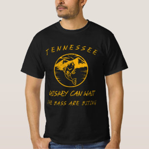 TENNESSEE WHISKEY KAN WACHTEN DE SMALL MOUTH BASS T-SHIRT