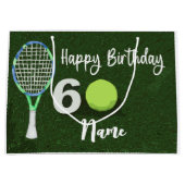 Tennis 60th Birthday met bal op groen gras Groot Cadeauzakje (Voorkant)