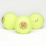 Tennis 60th Birthday Monogram op persoonlijke tite Tennisballen<br><div class="desc">Dagen tennisballen voor een 60e verjaardag met het citaat van de "60 liefde"en douane monogrammed initialen in een modern en elegant vrouwelijk abstract manuscriptdoopvont in gemuteerde roze en zwarte. De kleuren en de doopvonten kunnen worden uitgegeven of een persoonlijk bericht toevoegen.</div>