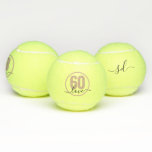 Tennis 60th Birthday Monogrammed Custom Tennisballen<br><div class="desc">Dagen tennisballen voor een 60e verjaardag met het citaat van de "60 liefde"en douane monogrammed initialen in een modern en elegant vrouwelijk abstract manuscriptdoopvont in gemuteerde roze en zwarte. De kleuren en de doopvonten kunnen worden uitgegeven of een persoonlijk bericht toevoegen.</div>