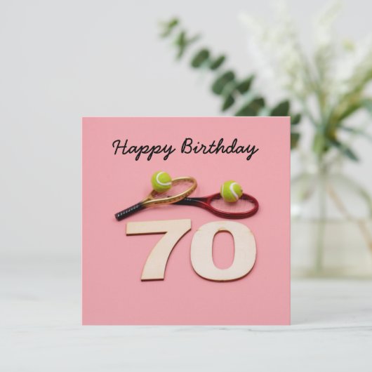 Tennis 70e verjaardag met bal en racket op roze (Staand voorkant)