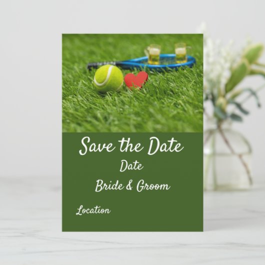 Tennis bal is op groen gras met een liefdesbruilof kaart (Staand voorkant)