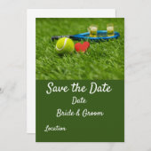 Tennis bal is op groen gras met een liefdesbruilof kaart (Voorkant / Achterkant)