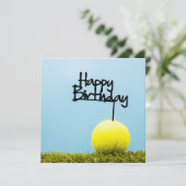 Tennis bal met Happy Birthday-teken aan de blauwe (Staand voorkant)