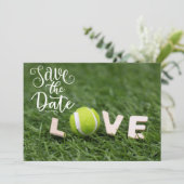 Tennis bal met liefdesletterwoord Save the Date Kaart (Staand voorkant)
