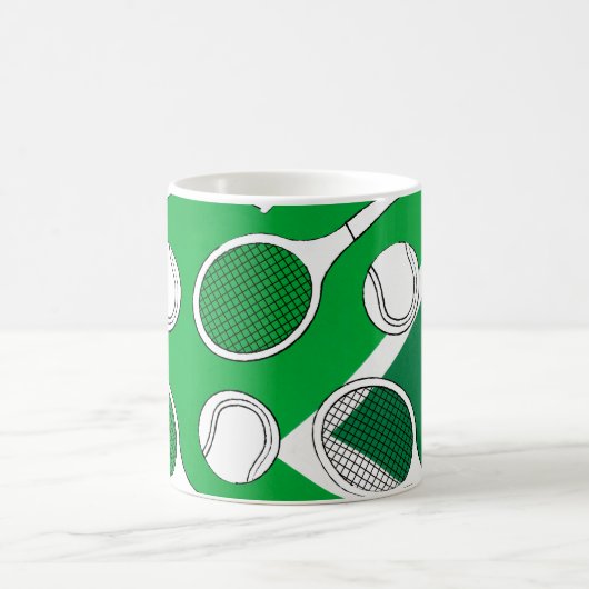 Tennis ball en racket zwart wit op groene rechtban koffiemok (Center)