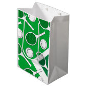 Tennis ball en racket zwart wit op groene rechtban medium cadeauzakje (Voorkant Gekanteld)