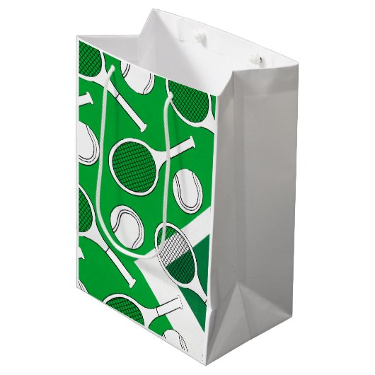 Tennis ball en racket zwart wit op groene rechtban medium cadeauzakje (Voorkant Gekanteld)