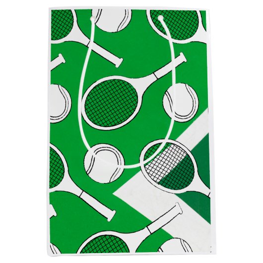 Tennis ball en racket zwart wit op groene rechtban medium cadeauzakje (Voorkant)