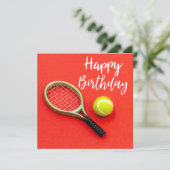 Tennis ball met racket op red Birthday Kaart (Staand voorkant)