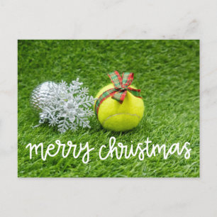 Tennis ball op groen voor kerstmis feestdagenkaart