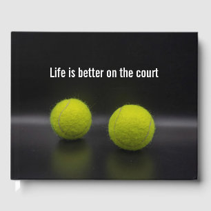 Tennis ball op zwarte achtergrond op rechtbank gastenboek