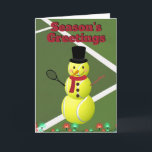 Tennis Ball Snowman en kerstfeestkaart Feestdagen Kaart<br><div class="desc">Dit grappige tennisontwerp bevat een snowman met tennisbal met een racket voor een arm op een groene tennisbaan.</div>