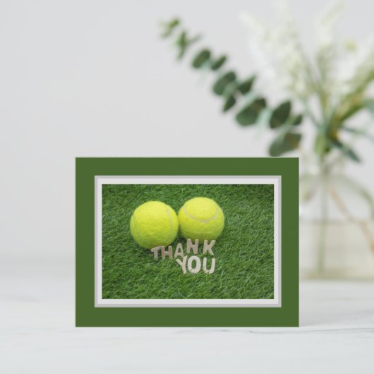 Tennis bedankkaart met twee ballen op groen briefkaart (Staand voorkant)