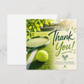 Tennis bedankkaart racket en bal op het veld (Voorkant / Achterkant)
