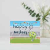 Tennis Birthday-kaart met racket en bal op groen Briefkaart (Staand voorkant)
