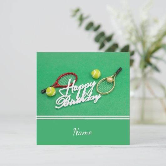 Tennis Birthday-kaart met racket en bal op groen Kaart (Staand voorkant)