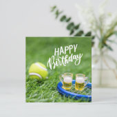 Tennis Birthday met bal en bier op groen gras (Staand voorkant)