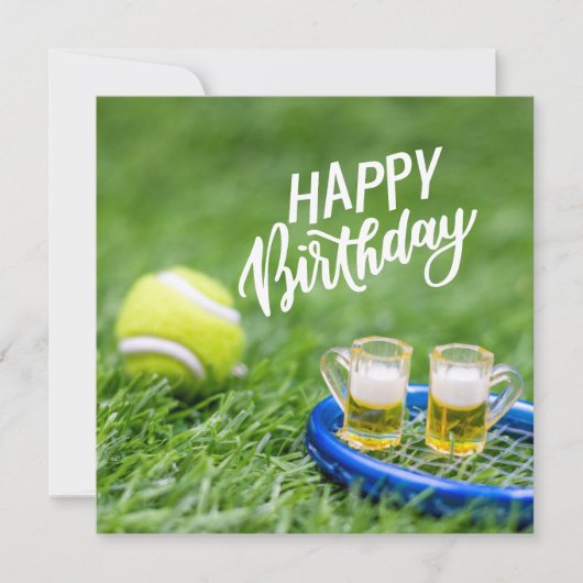 Tennis Birthday met bal en bier op groen gras (Voorkant)