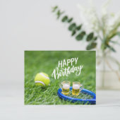 Tennis Birthday met bal en bier op groen gras Briefkaart (Staand voorkant)