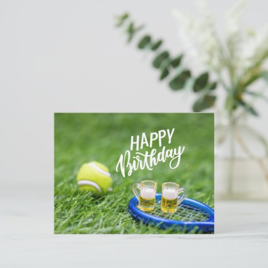Tennis Birthday met bal en bier op groen gras Briefkaart (Staand voorkant)