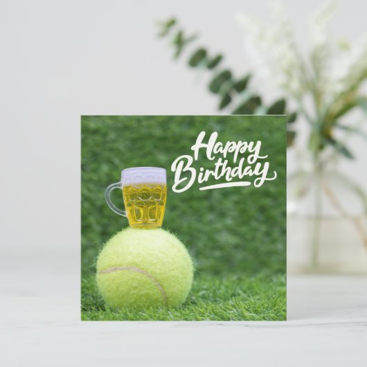 Tennis Birthday met bal en bier op groene gras Kaart (Staand voorkant)