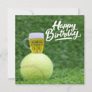 Tennis Birthday met bal en bier op groene gras Kaart
