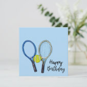 Tennis Birthday met bal en Racket op blauw Kaart (Staand voorkant)