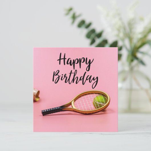 Tennis Birthday met bal en Racket op roze Kaart (Staand voorkant)