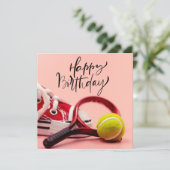Tennis Birthday met bal en Racket op roze Kaart (Staand voorkant)