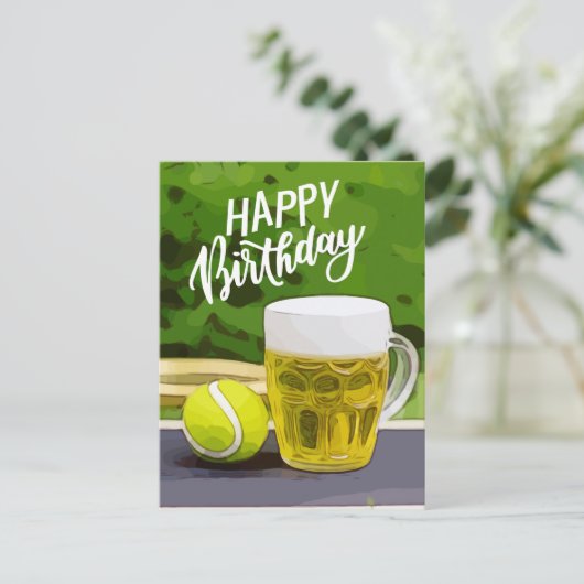 Tennis Birthday met bier- en kogelracket op groen Briefkaart (Staand voorkant)