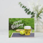 Tennis Birthday met bier- en kogelracket op groen Briefkaart (Staand voorkant)