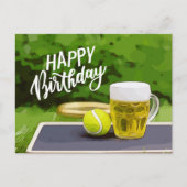 Tennis Birthday met bier- en kogelracket op groen Briefkaart (Voorkant)