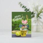 Tennis Birthday met bier- en kogelracket op groen Briefkaart (Staand voorkant)