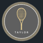 Tennis Chic Grijs Goud Aangepaste Naam Ronde Sticker<br><div class="desc">Sluit je enveloppen in stijl af met deze grijze en gouden gepersonaliseerde stickers met gouden tennisracket en tennisballen. Coördineert met het Tennis Chic Party collectie van Parcel Studios.</div>