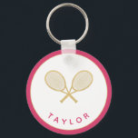 Tennis Chique Speler Gift Roze en Goud Custom Sleutelhanger<br><div class="desc">De tennisspeler of fan in je leven zal dol zijn op deze gepersonaliseerde tennis thema roze en gouden sleutelhanger met gouden tennisrackets. Maakt een geweldig cadeau voor verjaardagen, de feestdagen, Moederdag of als feestgunsten. Onderdeel van een collectie van Parcel Studios. *Note: Het goud in dit product is faux. Geen echte...</div>