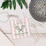 Tennis Country Club | vrijgezellen Sleutelhanger<br><div class="desc">Personaliseer het voor elk speciaal familielid, vriend, collega, docent enz., om een uniek cadeau te creëer voor verjaardagen, jubilea, bruiloften, kerst, Valentijnse of elke dag die u wilt shows hoeveel zij of hij voor u betekent. Deze aandenken maakt een geweldig cadeau voor elke gelegenheid: moederdag, verjaardagen, pasgetrouwden, grootouderdag en nog...</div>