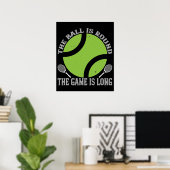 Tennis - De Bal Is Rond Spel Is Lang Poster (Thuiskantoor)