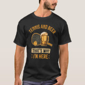 Tennis en bier daarom ben ik hier tennisser t-shirt (Voorkant)